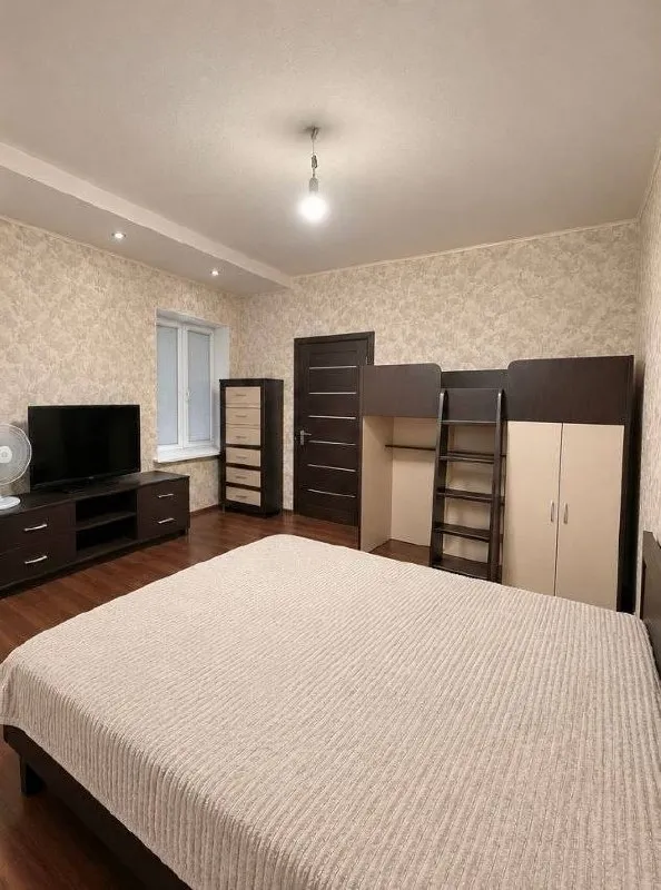 ❗️Продаю срочно!!! 🏡 дом с мебелью в калининском районе, ул. Хлюпина.
💰Стоимость 4900 000 руб. (небольшой торг уместен)

10-15 Минут пешком до донбасс арены! Рядом парк с прудами и фонтанами, набережная кальмиуса, вся инфраструктура.

Общая площадь 83,3 м2, кухня
24,4 М2, санузел 7,5 м2.
Газовое отопление, муниципальный водопровод (вода по графику), канализация — яма. Новые трубы отопления и водопровода, частично заменена проводка.
Участок 4,5 сотки, правильной формы. Во двор можно загнать 2-3 машины, у двора есть место для парковки.

Дом требует частичного ремонта. Отличная возможность обустроить всё под себя.

☎️ +7(965)330-27-91 Анна (собственник) - фотография - 2