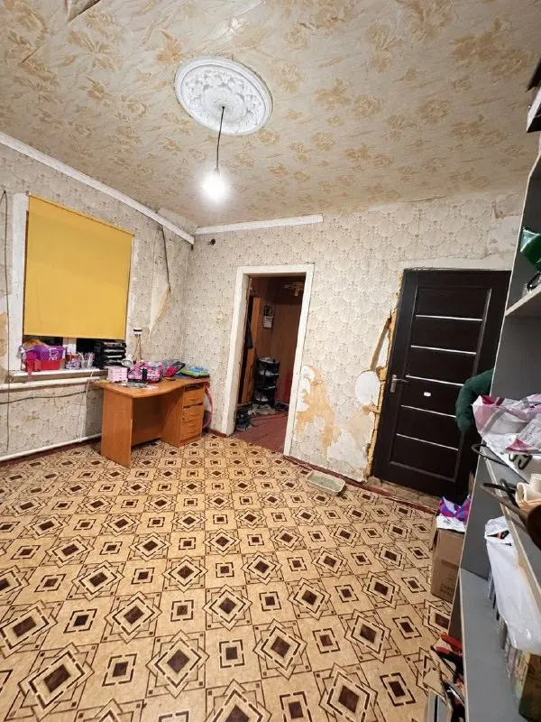 ❗️Продаю срочно!!! 🏡 дом с мебелью в калининском районе, ул. Хлюпина.
💰Стоимость 4900 000 руб. (небольшой торг уместен)

10-15 Минут пешком до донбасс арены! Рядом парк с прудами и фонтанами, набережная кальмиуса, вся инфраструктура.

Общая площадь 83,3 м2, кухня
24,4 М2, санузел 7,5 м2.
Газовое отопление, муниципальный водопровод (вода по графику), канализация — яма. Новые трубы отопления и водопровода, частично заменена проводка.
Участок 4,5 сотки, правильной формы. Во двор можно загнать 2-3 машины, у двора есть место для парковки.

Дом требует частичного ремонта. Отличная возможность обустроить всё под себя.

☎️ +7(965)330-27-91 Анна (собственник) - фотография - 4