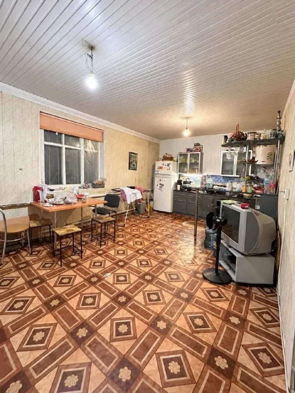 ❗️Продаю срочно!!! 🏡 дом с мебелью в калининском районе, ул. Хлюпина.
💰Стоимость 4900 000 руб. (небольшой торг уместен)

10-15 Минут пешком до донбасс арены! Рядом парк с прудами и фонтанами, набережная кальмиуса, вся инфраструктура.

Общая площадь 83,3 м2, кухня
24,4 М2, санузел 7,5 м2.
Газовое отопление, муниципальный водопровод (вода по графику), канализация — яма. Новые трубы отопления и водопровода, частично заменена проводка.
Участок 4,5 сотки, правильной формы. Во двор можно загнать 2-3 машины, у двора есть место для парковки.

Дом требует частичного ремонта. Отличная возможность обустроить всё под себя.

☎️ +7(965)330-27-91 Анна (собственник) - фотография - 5
