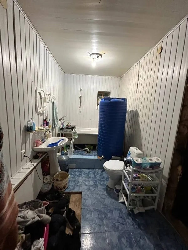 ❗️Продаю срочно!!! 🏡 дом с мебелью в калининском районе, ул. Хлюпина.
💰Стоимость 4900 000 руб. (небольшой торг уместен)

10-15 Минут пешком до донбасс арены! Рядом парк с прудами и фонтанами, набережная кальмиуса, вся инфраструктура.

Общая площадь 83,3 м2, кухня
24,4 М2, санузел 7,5 м2.
Газовое отопление, муниципальный водопровод (вода по графику), канализация — яма. Новые трубы отопления и водопровода, частично заменена проводка.
Участок 4,5 сотки, правильной формы. Во двор можно загнать 2-3 машины, у двора есть место для парковки.

Дом требует частичного ремонта. Отличная возможность обустроить всё под себя.

☎️ +7(965)330-27-91 Анна (собственник) - фотография - 6