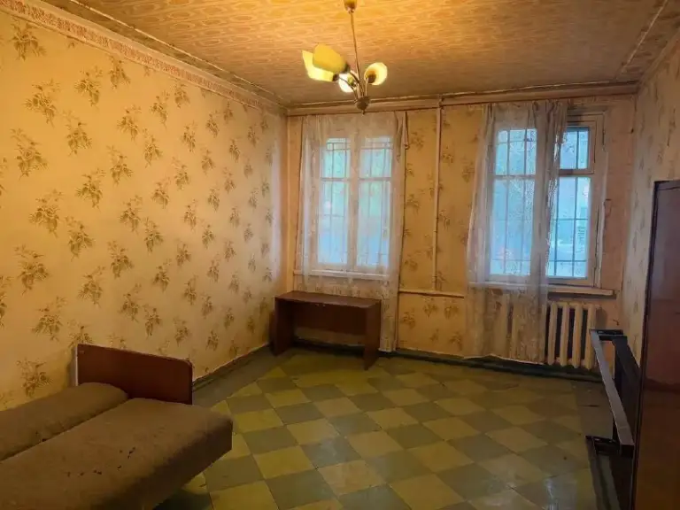 Продам уютная 2-ком. Квартиру

🌇В самом центре донецка!
Проспект театральный📌

✅Общая площадь — 46 кв. М, кухня — 7 кв. М.
✅Квартира расположена на 1 этаже 2-этажного дома из шлакоблока — это обеспечивает хорошую теплоизоляцию и спокойную атмосферу без лишнего шума от соседей сверху.

💰Цена — 2 850 000 рублей. 🔥

📍Район отлично благоустроен и полностью приспособлен для комфортной жизни: рядом есть магазины, супермаркет, отделение почты, киоск, школа и детский сад. - фотография - 2