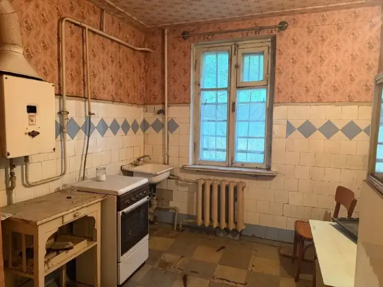 Продам уютная 2-ком. Квартиру

🌇В самом центре донецка!
Проспект театральный📌

✅Общая площадь — 46 кв. М, кухня — 7 кв. М.
✅Квартира расположена на 1 этаже 2-этажного дома из шлакоблока — это обеспечивает хорошую теплоизоляцию и спокойную атмосферу без лишнего шума от соседей сверху.

💰Цена — 2 850 000 рублей. 🔥

📍Район отлично благоустроен и полностью приспособлен для комфортной жизни: рядом есть магазины, супермаркет, отделение почты, киоск, школа и детский сад. - фотография - 4