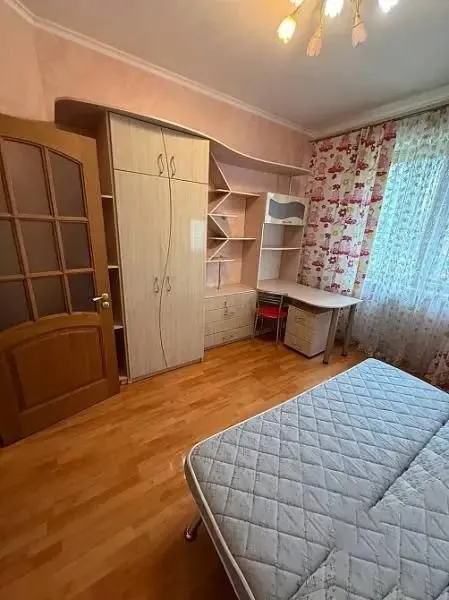 Продам трехкомнатную квартиру

🌆Донецк, ориентир пролетарский исполком!

✅Сталинка!
✅Этажность 1/3х.  
✅Площадь 67кв. М, кухня 8 кв. М
✅Квартира не угловая, теплая. 👍есть автономное отопление, теплые полы, водяной насос и стабилизатор напряжения.
🎁Бытовая техника и мебель остается. Все для комфортного проживания !
✅Тихий район, рядом магазины, транспортные остановки.

💰Цена 5 600 000 рублей

📲☎️+79495406579 Ольга

Подписаться  |  📩дать объявление
📲Наш max - фотография - 4