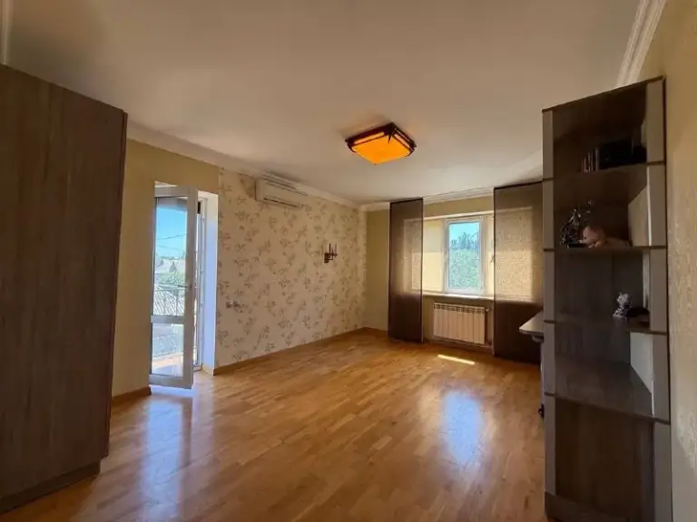 Продажа дома с ремонтом и приватизированным участком!
🌆Адрес: г. Донецк, кировский район, мкрн текстильщик 📌
✅Общая площадь: 140 м2
🌎Участок: 4 сотки
✅2 Этажа
❗️1 Этаж: кухня, гостиная, санузел
❗️2 Этаж: 3 спальни, санузел
🎁Вся мебель и техника остаются
✅Свежий ремонт
📲☎️+79496455686 Антон
📲☎️+79490774949 Данил
Подписаться | 📩дать объявление
📲Наш max - фотография - 5