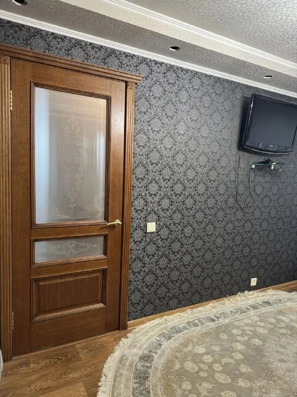 Продам 2-комнатную квартиру в

🌆Донецк, петровский район, улица петровского 1. Ориентир - исполком. 📌

✅Этажность - 2/5
✅Общая площадь - 43 м2
✅Кирпичный дом
👍В квартире выполнен качественный ремонт
✅Кухня полностью оборудована всей техникой
💦Подача воды два дня из трех - фотография - 6