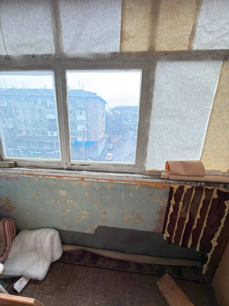 Г. Торез ул. 50лет ссср д. 1.   З ех комн. Квартира.   4эт.    Жилой 3эт.   На 1 этаже. Магазин.     80кв. М.   Срочно. 3 млн небольшой торг. 79590140501 - фотография - 3
