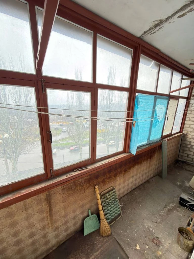 Г. Торез ул. 50лет ссср д. 1.   З ех комн. Квартира.   4эт.    Жилой 3эт.   На 1 этаже. Магазин.     80кв. М.   Срочно. 3 млн небольшой торг. 79590140501 - фотография - 4