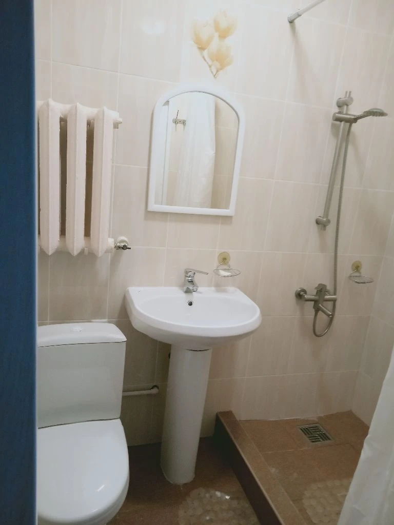 Сдам дом в центре ленинского района, 65м2, 3 жилых комнаты, очень теплый чистый, сухой, уютный. Вода 24\7 (накопитель+ насос), газовый котел, работает с электричеством и без, оборудование: газовая колонка, холодильник, стиралка-автомат, телевизор, интернет, микроволновка, участок 6 соток с плодовым садом, гараж, площадка с местом под второй автомобиль. 40000 рублей в месяц + коммуналка. - фотография - 2