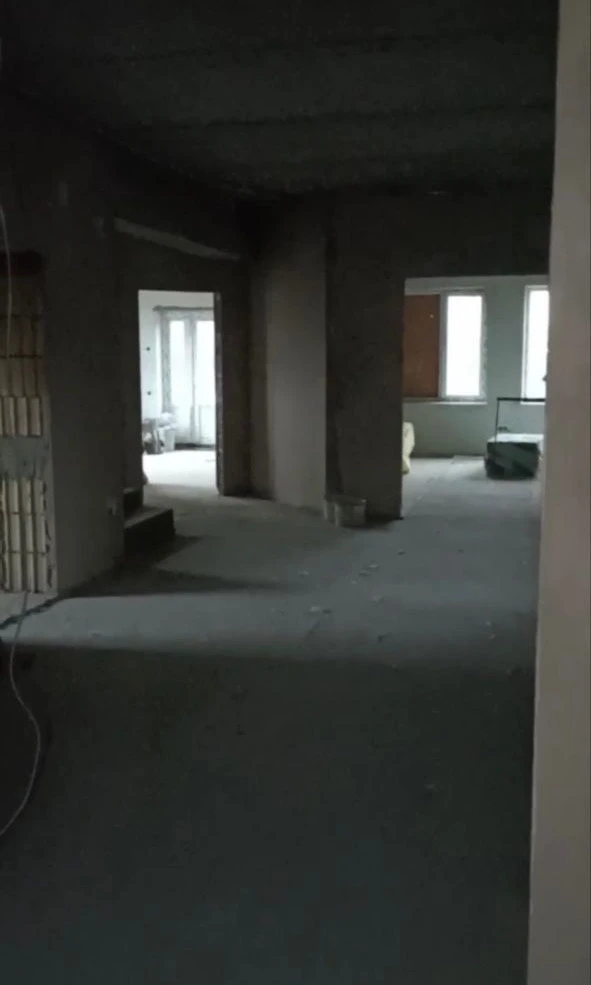 Продаётся просторный дом площадью 450 м²

Киевский район, гладковка.

Дом состоит из двух этажей и цокольного этажа. В цоколе планировались спортзал, подсобные помещения и котельная.

Дом построен из тёплых керамоблоков (привезены из польши). Снаружи дополнительно утеплён минеральной ватой 5 см и отштукатурен.
Для отделки цокольного этажа на участке уже имеется природный камень.

Внутри дома выполнены основные работы:

Полностью сделана внутренняя штукатурка
Разведена электропроводка по всему дому
Установлены мраморные подоконники

Крыша - гибкая черепица
Возможно бурение скважин на участке. Централизованная вода по графику

Дом очень светлый и просторный, высота потолков — 3 метра.

Подъезд к дому с двух сторон, асфальтированный.

Участок огражден забором по всему периметру.

Коммуникации:

Электричество подведено
Газ и вода проходят по участку

Участок 10 соток, ровный, находится в собственности.

Ижс
Все документы на дом и землю оформлены в соответствии с новыми требованиями земельного кодекса.
Один собственник.

💰 Стоимость — 35 000 за м².
Это примерно 1/3 от текущей стоимости строительства такого дома.

Отличный вариант для тех, кто хочет закончить дом под себя и значительно сэкономить на строительстве.

Телефон: +7(967)-135-22-29 - фотография - 6