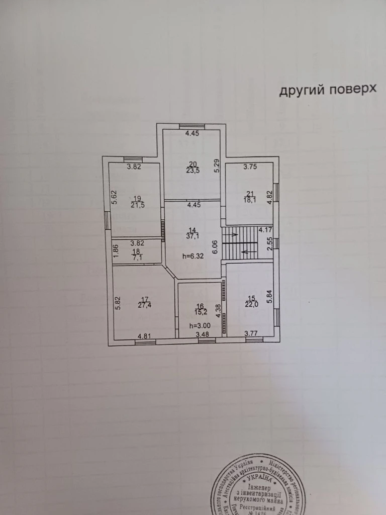 Продаётся просторный дом площадью 450 м²

Киевский район, гладковка.

Дом состоит из двух этажей и цокольного этажа. В цоколе планировались спортзал, подсобные помещения и котельная.

Дом построен из тёплых керамоблоков (привезены из польши). Снаружи дополнительно утеплён минеральной ватой 5 см и отштукатурен.
Для отделки цокольного этажа на участке уже имеется природный камень.

Внутри дома выполнены основные работы:

Полностью сделана внутренняя штукатурка
Разведена электропроводка по всему дому
Установлены мраморные подоконники

Крыша - гибкая черепица
Возможно бурение скважин на участке. Централизованная вода по графику

Дом очень светлый и просторный, высота потолков — 3 метра.

Подъезд к дому с двух сторон, асфальтированный.

Участок огражден забором по всему периметру.

Коммуникации:

Электричество подведено
Газ и вода проходят по участку

Участок 10 соток, ровный, находится в собственности.

Ижс
Все документы на дом и землю оформлены в соответствии с новыми требованиями земельного кодекса.
Один собственник.

💰 Стоимость — 35 000 за м².
Это примерно 1/3 от текущей стоимости строительства такого дома.

Отличный вариант для тех, кто хочет закончить дом под себя и значительно сэкономить на строительстве.

Телефон: +7(967)-135-22-29 - фотография - 9
