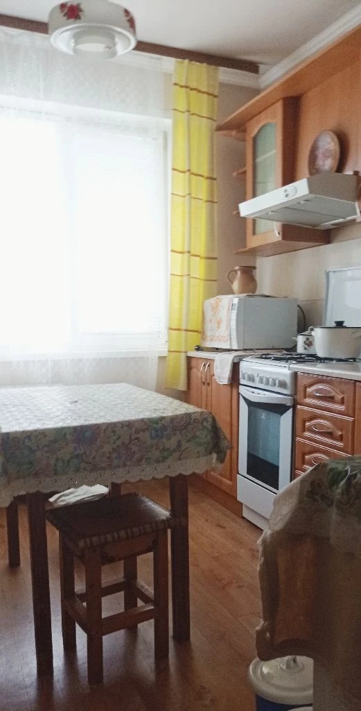 Недвижимость донецк днр. Продажа 3 комн кв калининский рн. Грузия цена 6800 000 руб
Агентство недвижимости ☎+79494046048
Комнат 3
Площадь 65.58м²
Жилая 43.4 м²
Кухня 9 м²
Этаж 5 из 9
Расположение центр донецка, пр. Ильича №28 (номер дома указан ориентировочный) место центр калининского р-на. Грузия. Инфраструктура современная. Отличная транспортная развязка. Рядом расположены магазины, больницы, театр кукол, школа, садик, остановка транспорта.

Документы готовы. Собственник в донецке. Фото соответствуют, дополнительные по запросу.
Уютная, приятная 3х комнатная квартира расположена на 8-ом этаже 9-ти этажного дома. Комнаты одна раздельная и две смежные. Лоджия, балкон застеклённые, пластик. Санузел раздельный. В квартире сделан евроремонт 2000г. Продается с мебелью, бытовой техникой (холодильник, кондиционер). Кухонный гарнитур. Окна пластик. Отличная входная дверь, тамбур на две квартиры. Подъезд ухоженный.

Вода холодная по графику. Подача воды в квартиру.

Возле дома есть место для парковки машины и детская площадка.
Отличный вариант. Звоните, ждём только вас. Пока в продаже).
Цена 6800000р +услуги риелтора.

Предложение от агентства недвижимости, подбор вариантов различной степени комфортности, все районы г. Донецка. Оставляйте свои заявки, наша база ежедневно обновляется. С нами легко и уверенно. Будем рады быть вам полезными.
+79494046048 Феникс-телеграмм, max. - фотография - 3