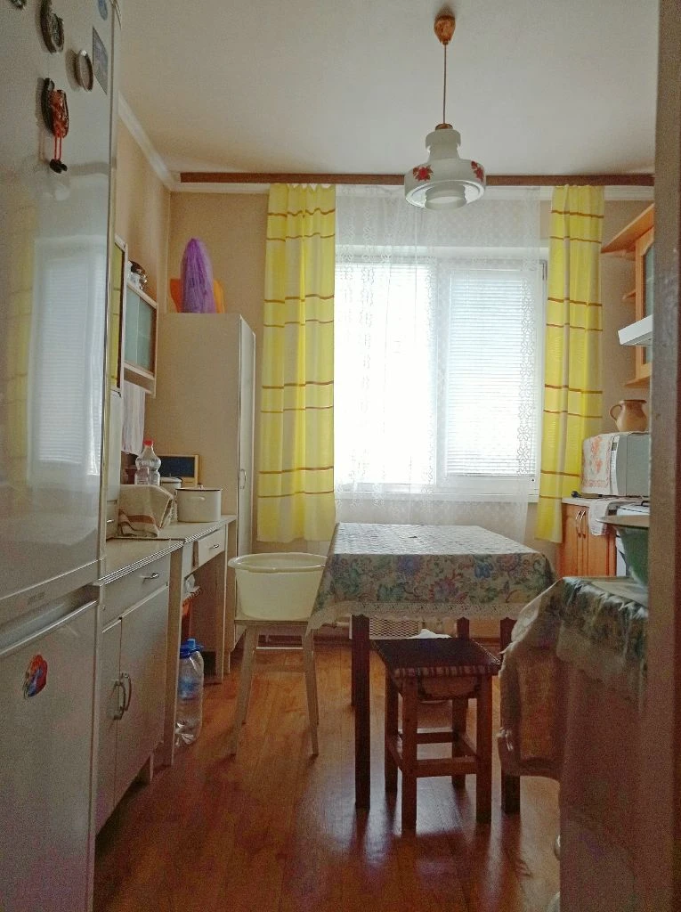 Недвижимость донецк днр. Продажа 3 комн кв калининский рн. Грузия цена 6800 000 руб
Агентство недвижимости ☎+79494046048
Комнат 3
Площадь 65.58м²
Жилая 43.4 м²
Кухня 9 м²
Этаж 5 из 9
Расположение центр донецка, пр. Ильича №28 (номер дома указан ориентировочный) место центр калининского р-на. Грузия. Инфраструктура современная. Отличная транспортная развязка. Рядом расположены магазины, больницы, театр кукол, школа, садик, остановка транспорта.

Документы готовы. Собственник в донецке. Фото соответствуют, дополнительные по запросу.
Уютная, приятная 3х комнатная квартира расположена на 8-ом этаже 9-ти этажного дома. Комнаты одна раздельная и две смежные. Лоджия, балкон застеклённые, пластик. Санузел раздельный. В квартире сделан евроремонт 2000г. Продается с мебелью, бытовой техникой (холодильник, кондиционер). Кухонный гарнитур. Окна пластик. Отличная входная дверь, тамбур на две квартиры. Подъезд ухоженный.

Вода холодная по графику. Подача воды в квартиру.

Возле дома есть место для парковки машины и детская площадка.
Отличный вариант. Звоните, ждём только вас. Пока в продаже).
Цена 6800000р +услуги риелтора.

Предложение от агентства недвижимости, подбор вариантов различной степени комфортности, все районы г. Донецка. Оставляйте свои заявки, наша база ежедневно обновляется. С нами легко и уверенно. Будем рады быть вам полезными.
+79494046048 Феникс-телеграмм, max. - фотография - 1