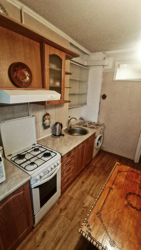 Недвижимость донецк днр. Продажа 3 комн кв калининский рн. Грузия цена 6800 000 руб
Агентство недвижимости ☎+79494046048
Комнат 3
Площадь 65.58м²
Жилая 43.4 м²
Кухня 9 м²
Этаж 5 из 9
Расположение центр донецка, пр. Ильича №28 (номер дома указан ориентировочный) место центр калининского р-на. Грузия. Инфраструктура современная. Отличная транспортная развязка. Рядом расположены магазины, больницы, театр кукол, школа, садик, остановка транспорта.

Документы готовы. Собственник в донецке. Фото соответствуют, дополнительные по запросу.
Уютная, приятная 3х комнатная квартира расположена на 8-ом этаже 9-ти этажного дома. Комнаты одна раздельная и две смежные. Лоджия, балкон застеклённые, пластик. Санузел раздельный. В квартире сделан евроремонт 2000г. Продается с мебелью, бытовой техникой (холодильник, кондиционер). Кухонный гарнитур. Окна пластик. Отличная входная дверь, тамбур на две квартиры. Подъезд ухоженный.

Вода холодная по графику. Подача воды в квартиру.

Возле дома есть место для парковки машины и детская площадка.
Отличный вариант. Звоните, ждём только вас. Пока в продаже).
Цена 6800000р +услуги риелтора.

Предложение от агентства недвижимости, подбор вариантов различной степени комфортности, все районы г. Донецка. Оставляйте свои заявки, наша база ежедневно обновляется. С нами легко и уверенно. Будем рады быть вам полезными.
+79494046048 Феникс-телеграмм, max. - фотография - 2