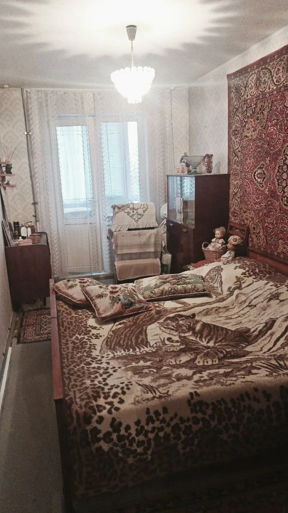 Недвижимость донецк днр. Продажа 3 комн кв калининский рн. Грузия цена 6800 000 руб
Агентство недвижимости ☎+79494046048
Комнат 3
Площадь 65.58м²
Жилая 43.4 м²
Кухня 9 м²
Этаж 5 из 9
Расположение центр донецка, пр. Ильича №28 (номер дома указан ориентировочный) место центр калининского р-на. Грузия. Инфраструктура современная. Отличная транспортная развязка. Рядом расположены магазины, больницы, театр кукол, школа, садик, остановка транспорта.

Документы готовы. Собственник в донецке. Фото соответствуют, дополнительные по запросу.
Уютная, приятная 3х комнатная квартира расположена на 8-ом этаже 9-ти этажного дома. Комнаты одна раздельная и две смежные. Лоджия, балкон застеклённые, пластик. Санузел раздельный. В квартире сделан евроремонт 2000г. Продается с мебелью, бытовой техникой (холодильник, кондиционер). Кухонный гарнитур. Окна пластик. Отличная входная дверь, тамбур на две квартиры. Подъезд ухоженный.

Вода холодная по графику. Подача воды в квартиру.

Возле дома есть место для парковки машины и детская площадка.
Отличный вариант. Звоните, ждём только вас. Пока в продаже).
Цена 6800000р +услуги риелтора.

Предложение от агентства недвижимости, подбор вариантов различной степени комфортности, все районы г. Донецка. Оставляйте свои заявки, наша база ежедневно обновляется. С нами легко и уверенно. Будем рады быть вам полезными.
+79494046048 Феникс-телеграмм, max. - фотография - 8