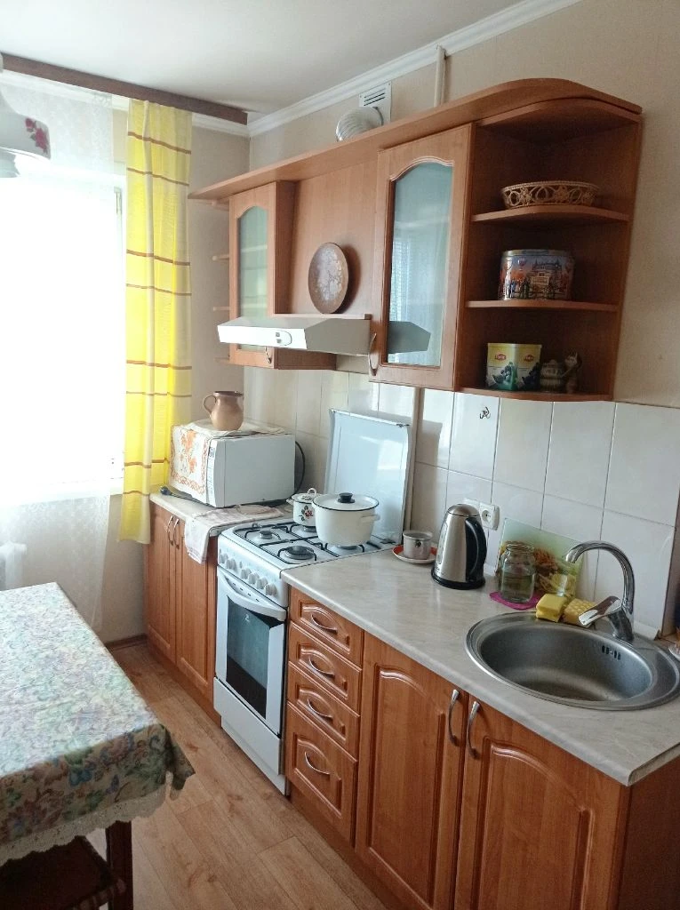 Недвижимость донецк днр. Продажа 3 комн кв калининский рн. Грузия цена 6800 000 руб
Агентство недвижимости ☎+79494046048
Комнат 3
Площадь 65.58м²
Жилая 43.4 м²
Кухня 9 м²
Этаж 5 из 9
Расположение центр донецка, пр. Ильича №28 (номер дома указан ориентировочный) место центр калининского р-на. Грузия. Инфраструктура современная. Отличная транспортная развязка. Рядом расположены магазины, больницы, театр кукол, школа, садик, остановка транспорта.

Документы готовы. Собственник в донецке. Фото соответствуют, дополнительные по запросу.
Уютная, приятная 3х комнатная квартира расположена на 8-ом этаже 9-ти этажного дома. Комнаты одна раздельная и две смежные. Лоджия, балкон застеклённые, пластик. Санузел раздельный. В квартире сделан евроремонт 2000г. Продается с мебелью, бытовой техникой (холодильник, кондиционер). Кухонный гарнитур. Окна пластик. Отличная входная дверь, тамбур на две квартиры. Подъезд ухоженный.

Вода холодная по графику. Подача воды в квартиру.

Возле дома есть место для парковки машины и детская площадка.
Отличный вариант. Звоните, ждём только вас. Пока в продаже).
Цена 6800000р +услуги риелтора.

Предложение от агентства недвижимости, подбор вариантов различной степени комфортности, все районы г. Донецка. Оставляйте свои заявки, наша база ежедневно обновляется. С нами легко и уверенно. Будем рады быть вам полезными.
+79494046048 Феникс-телеграмм, max. - фотография - 16