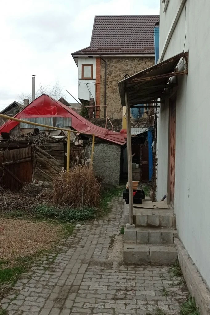 Недвижимость г. Донецк днр. Продажа дома под ремонт 2 комнаты. Ворошиловский рн.
Цена 1500000 руб
Агентство недвижимости ☎+79494046048
Комнат 2
Площадь 33 м2
Жилая 13,8 м2
Кухня 4.4 м2
Этаж 1
Год строительства 1917
Самый центр донецка!
Местоположение: ворошиловский район, пересечение пр. Павших коммунаров и ул. Челюскинцев. Центр донецка, рядом ул. Артема дворец бракосочетания, (в шаговой доступности цум, планетарий, гринплаза,
Пл. Дзержинского, первая городская больница)
По ул. Ф. Зайцева миграционная служба мвд
Описание: предлагается к продаже квартира на земле на 4 хозяина (состоит из 4/100доли, общая долевая собственность домовладения).
Состояние дома(квартиры) под ремонт.
Крыша обновлялась в 2019г
Стены дома шуба, требуется ремонт.
Комнаты смежные;высота 2.2м
Прихожая совмещена с кухней;санузел совмещён, душевая. Окна пластик.
Отопление трубы по всему дому, зашиты гипосартоном. В отопительный сезон очень тепло.
Бытовая техника машинка стиральная автомат, холодильник,
Двухкомфорочная газовая панель.
- Дополнительные постройки: летняя кухня
- Отопление: автономное, котел рабочий.
- Водоснабжение: центральное, вода холодная по графику, подача в дом.
-Горячая вода колонка газовая автомат.
-Газ центральный.
-Канализация центральная.
-Земля не приватизирована.
Расположение и цена дома очень привлекательное !
Дом можно использовать как для проживания, так и для бизнеса.
Фото соответствуют. Видео- ссылка
(Rutube. Ru/video/1d314505ecdeb4de53518c4a3076760c/?r=a)
Все необходимые документы росреестр готовы к продаже.
Цена: 1,5миллиона рублей +услуги риелтора.
По всем вопросам, желанием узнать подробности - звоните!
С нами легко и уверенно! +79494046048
Феникс-телеграмм, mах. - фотография - 1
