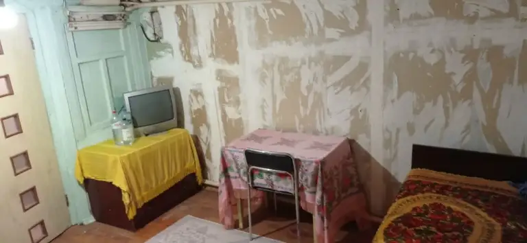 Недвижимость г. Донецк днр. Продажа дома под ремонт 2 комнаты. Ворошиловский рн.
Цена 1500000 руб
Агентство недвижимости ☎+79494046048
Комнат 2
Площадь 33 м2
Жилая 13,8 м2
Кухня 4.4 м2
Этаж 1
Год строительства 1917
Самый центр донецка!
Местоположение: ворошиловский район, пересечение пр. Павших коммунаров и ул. Челюскинцев. Центр донецка, рядом ул. Артема дворец бракосочетания, (в шаговой доступности цум, планетарий, гринплаза,
Пл. Дзержинского, первая городская больница)
По ул. Ф. Зайцева миграционная служба мвд
Описание: предлагается к продаже квартира на земле на 4 хозяина (состоит из 4/100доли, общая долевая собственность домовладения).
Состояние дома(квартиры) под ремонт.
Крыша обновлялась в 2019г
Стены дома шуба, требуется ремонт.
Комнаты смежные;высота 2.2м
Прихожая совмещена с кухней;санузел совмещён, душевая. Окна пластик.
Отопление трубы по всему дому, зашиты гипосартоном. В отопительный сезон очень тепло.
Бытовая техника машинка стиральная автомат, холодильник,
Двухкомфорочная газовая панель.
- Дополнительные постройки: летняя кухня
- Отопление: автономное, котел рабочий.
- Водоснабжение: центральное, вода холодная по графику, подача в дом.
-Горячая вода колонка газовая автомат.
-Газ центральный.
-Канализация центральная.
-Земля не приватизирована.
Расположение и цена дома очень привлекательное !
Дом можно использовать как для проживания, так и для бизнеса.
Фото соответствуют. Видео- ссылка
(Rutube. Ru/video/1d314505ecdeb4de53518c4a3076760c/?r=a)
Все необходимые документы росреестр готовы к продаже.
Цена: 1,5миллиона рублей +услуги риелтора.
По всем вопросам, желанием узнать подробности - звоните!
С нами легко и уверенно! +79494046048
Феникс-телеграмм, mах. - фотография - 8