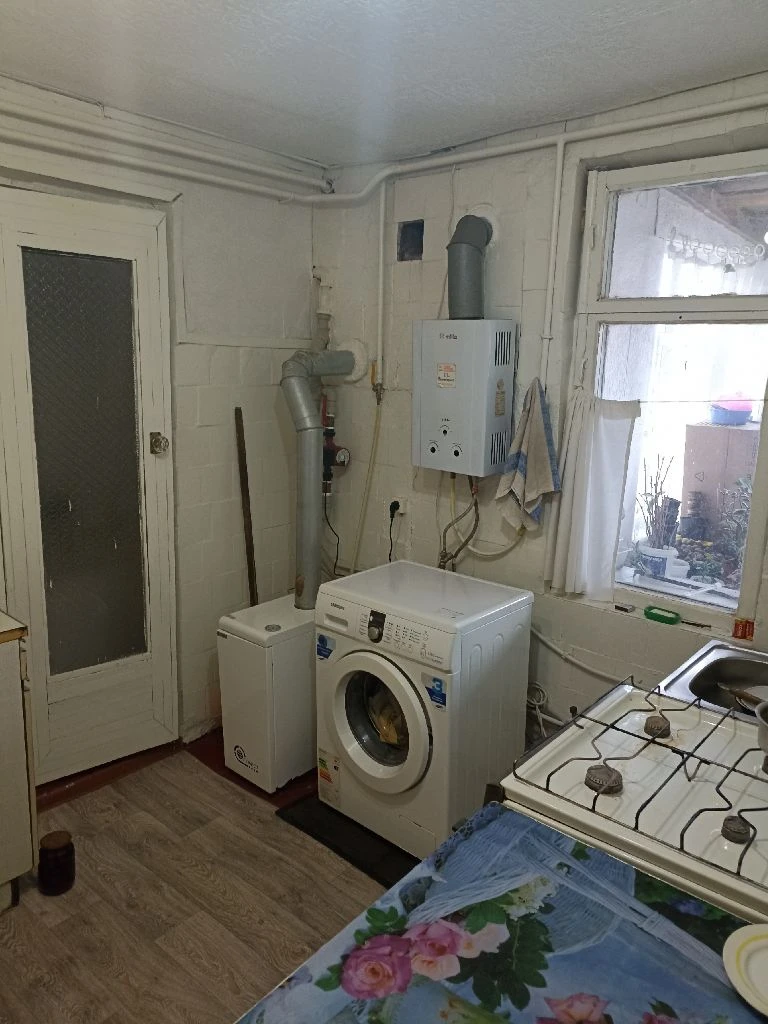 Горловка! Продам дом в цгр по ул. Щорса, район 2-ой больницы. Дом газифицирован, есть центральная канализация и водоснабжение. Дом кирпичный, утеплен пенопластом, окна - пластик. Общая площадь - 58,4 кв. М. + 4 сотки земли. На территории есть гараж и сарай. Состояние в доме жилое, но нужен ремонт. Документы готовы к продаже, прописанных нет. Цена 2.200.000 руб. + ан.
+79493140967 (Телеграм, мах) - борис - фотография - 4