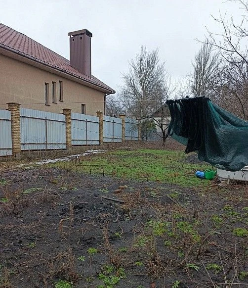 Продам большой участок приватизированной земли,5 мин до ул. Артема.
9 Соток приватизированной земли, рядом проспект киевский, ул. Артема, место очень хорошее. Улица широкая, асфальтированная.
На участке все коммуникации. Можно построить два дома ( родители, дети рядом ).
Рядом элитные коттеджи. Документы готовы
+79493793647
5 000 000 - фотография - 4