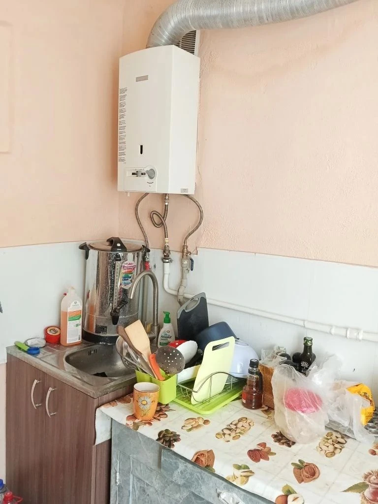 Продается 1 комнатная квартира, ул. Университетская дом 102
В киевском районе. На 3- м этаже 5 - ти этажного дома.
Характеристики
✅ Комнат в квартире - 1 комната.
✅ Общая площадь - 31,6 кв. М.
✅ Жилая площадь - 16,3 кв. М.
✅ Кухня - 6,1 кв. М.
✅ Трубы отопления и водопровода пластиковые, новые: полотенцесушитель, ванная, кондиционер, колонка, мойка, стиральная машина. Окна мп.
✅ Косметический ремонт. Состояние жилое.
✅ Вода по графику, напор хороший.
✅ Продажа с мебелью и техникой.
✅ Документы готовы, зарегистрированных нет.
⚡Цена 3,3 млн. Рублей+ торг!⚡
☎ +7 949 509 04 04 ☎ +7 949 508 04 04
Больше информации на сайте этаж. Рус
Артикул 005253 - фотография - 1