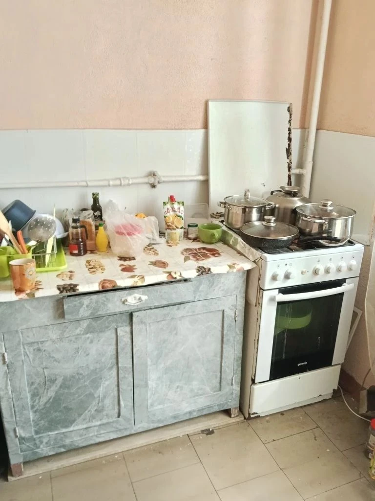 Продается 1 комнатная квартира, ул. Университетская дом 102
В киевском районе. На 3- м этаже 5 - ти этажного дома.
Характеристики
✅ Комнат в квартире - 1 комната.
✅ Общая площадь - 31,6 кв. М.
✅ Жилая площадь - 16,3 кв. М.
✅ Кухня - 6,1 кв. М.
✅ Трубы отопления и водопровода пластиковые, новые: полотенцесушитель, ванная, кондиционер, колонка, мойка, стиральная машина. Окна мп.
✅ Косметический ремонт. Состояние жилое.
✅ Вода по графику, напор хороший.
✅ Продажа с мебелью и техникой.
✅ Документы готовы, зарегистрированных нет.
⚡Цена 3,3 млн. Рублей+ торг!⚡
☎ +7 949 509 04 04 ☎ +7 949 508 04 04
Больше информации на сайте этаж. Рус
Артикул 005253 - фотография - 2