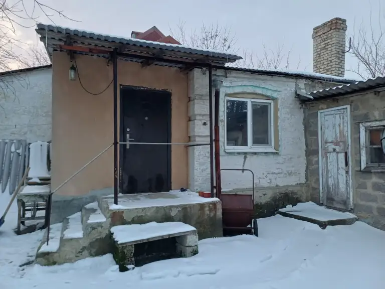 Продается жилой дом в г. Докучаевск (ул. Островского, 116)
Юридическая информация: дом зарегистрирован в росреестре. Документы рф образца полностью готовы к продаже. Один собственник, быстрый выход на сделку.
Коммуникации и комфорт:
Отопление: индивидуальный газовый котел (автономная система). Водоснабжение: постоянное, без перебоев.
Канализация: септик.
Состояние: жилое, требуется косметический ремонт.
Участок и постройки:
Земельный участок: 6 соток (размеры 37,25 х 16,35 м).
Капитальный гараж: высокий, размер 6х4 м (подходит для габаритных авто).
Дополнительно: имеются хозяйственные пристройки.
Расположение: дом находится в черте города.
Подъезд: асфальтированная дорога.
Инфраструктура: магазин в шаговой доступности (400 метров).
Объект полностью готов к заселению новых владельцев.
Телефон для связи: +7 906 903 4111 - фотография - 12