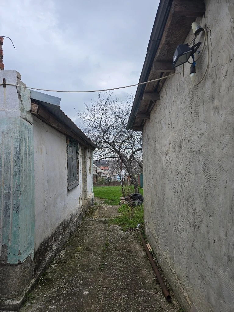 Продается жилой дом в г. Докучаевск (ул. Островского, 116)
Юридическая информация: дом зарегистрирован в росреестре. Документы рф образца полностью готовы к продаже. Один собственник, быстрый выход на сделку.
Коммуникации и комфорт:
Отопление: индивидуальный газовый котел (автономная система). Водоснабжение: постоянное, без перебоев.
Канализация: септик.
Состояние: жилое, требуется косметический ремонт.
Участок и постройки:
Земельный участок: 6 соток (размеры 37,25 х 16,35 м).
Капитальный гараж: высокий, размер 6х4 м (подходит для габаритных авто).
Дополнительно: имеются хозяйственные пристройки.
Расположение: дом находится в черте города.
Подъезд: асфальтированная дорога.
Инфраструктура: магазин в шаговой доступности (400 метров).
Объект полностью готов к заселению новых владельцев.
Телефон для связи: +7 906 903 4111 - фотография - 5