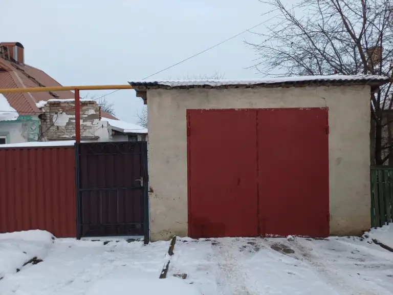 Продается жилой дом в г. Докучаевск (ул. Островского, 116)
Юридическая информация: дом зарегистрирован в росреестре. Документы рф образца полностью готовы к продаже. Один собственник, быстрый выход на сделку.
Коммуникации и комфорт:
Отопление: индивидуальный газовый котел (автономная система). Водоснабжение: постоянное, без перебоев.
Канализация: септик.
Состояние: жилое, требуется косметический ремонт.
Участок и постройки:
Земельный участок: 6 соток (размеры 37,25 х 16,35 м).
Капитальный гараж: высокий, размер 6х4 м (подходит для габаритных авто).
Дополнительно: имеются хозяйственные пристройки.
Расположение: дом находится в черте города.
Подъезд: асфальтированная дорога.
Инфраструктура: магазин в шаговой доступности (400 метров).
Объект полностью готов к заселению новых владельцев.
Телефон для связи: +7 906 903 4111 - фотография - 9