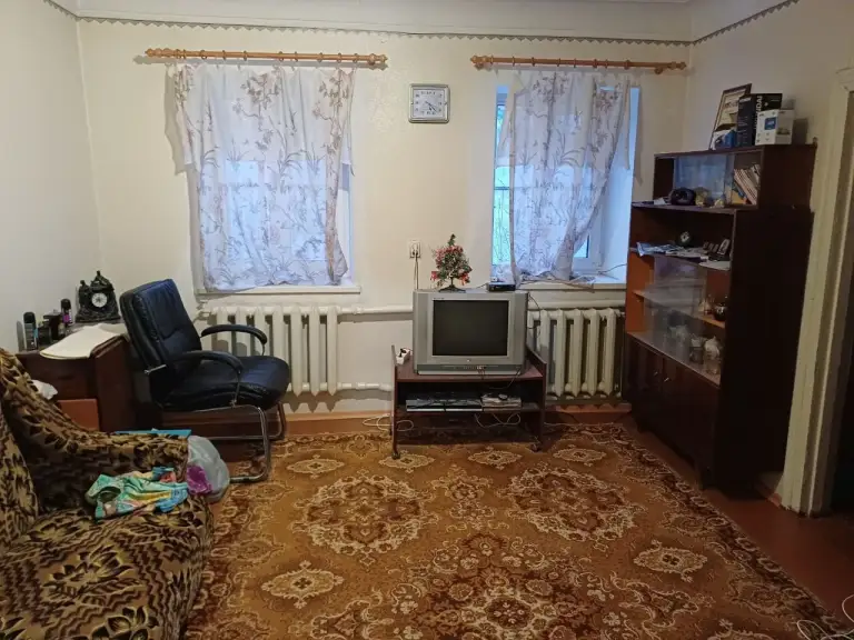 Продается жилой дом в г. Докучаевск (ул. Островского, 116)
Юридическая информация: дом зарегистрирован в росреестре. Документы рф образца полностью готовы к продаже. Один собственник, быстрый выход на сделку.
Коммуникации и комфорт:
Отопление: индивидуальный газовый котел (автономная система). Водоснабжение: постоянное, без перебоев.
Канализация: септик.
Состояние: жилое, требуется косметический ремонт.
Участок и постройки:
Земельный участок: 6 соток (размеры 37,25 х 16,35 м).
Капитальный гараж: высокий, размер 6х4 м (подходит для габаритных авто).
Дополнительно: имеются хозяйственные пристройки.
Расположение: дом находится в черте города.
Подъезд: асфальтированная дорога.
Инфраструктура: магазин в шаговой доступности (400 метров).
Объект полностью готов к заселению новых владельцев.
Телефон для связи: +7 906 903 4111 - фотография - 14
