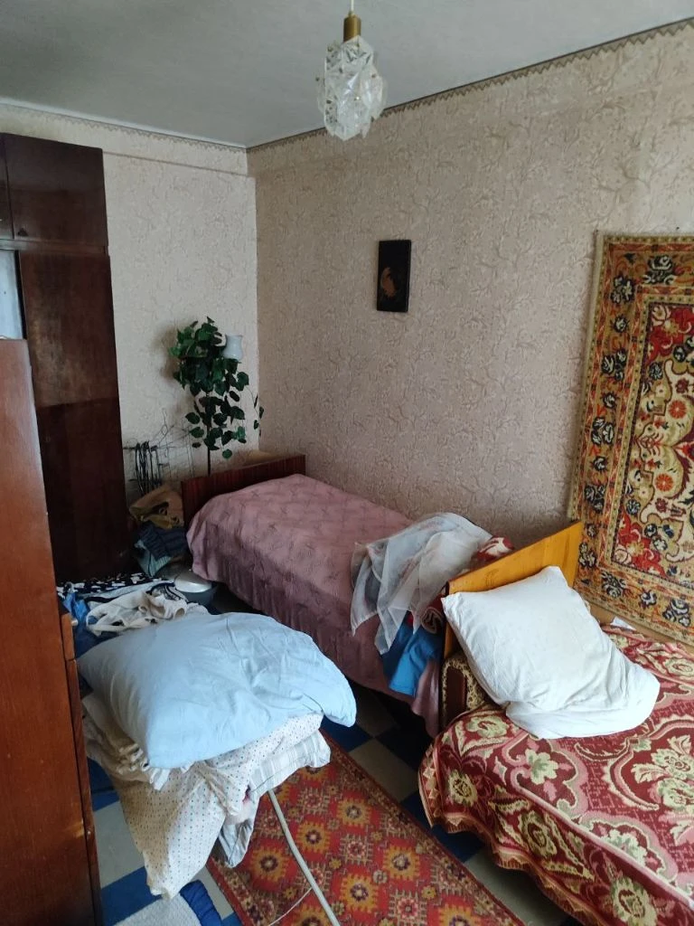 📌 Продаю или меняю 3-х комнатную квартиру 3/5 с шикарным видом из окон в тихом живописном районе г. Харцызска (коммунист), на 2-3 комнатную в харцызске (желателен район центра или рядом)

☝️Первый и последний этажи - для обмена не рассматриваются!

🔥 Предлагаемая квартира: в отличном состоянии, с шикарным панорамный видом на речку где отличная рыбалка, и красивую природу завораживающих пейзажей донбасских степей, где бегает много фазанов и зайцев.

🌟 Не угловая, сухая, балкон застеклён, рядом магазины, остановка, детсад, школа, парк.

😍 Спокойное, живописное, тихое место!

🎁 По желанию мебель останется вам!

👍 До центра города 10 мин езды.
Харцызск, м-н горное (коммунист).

♨️ Цена (если купить): 3 500 000 руб

📞 949 425 59 82
❤️ Хозяева, не агенство !
👍 Торг на месте. - фотография - 4