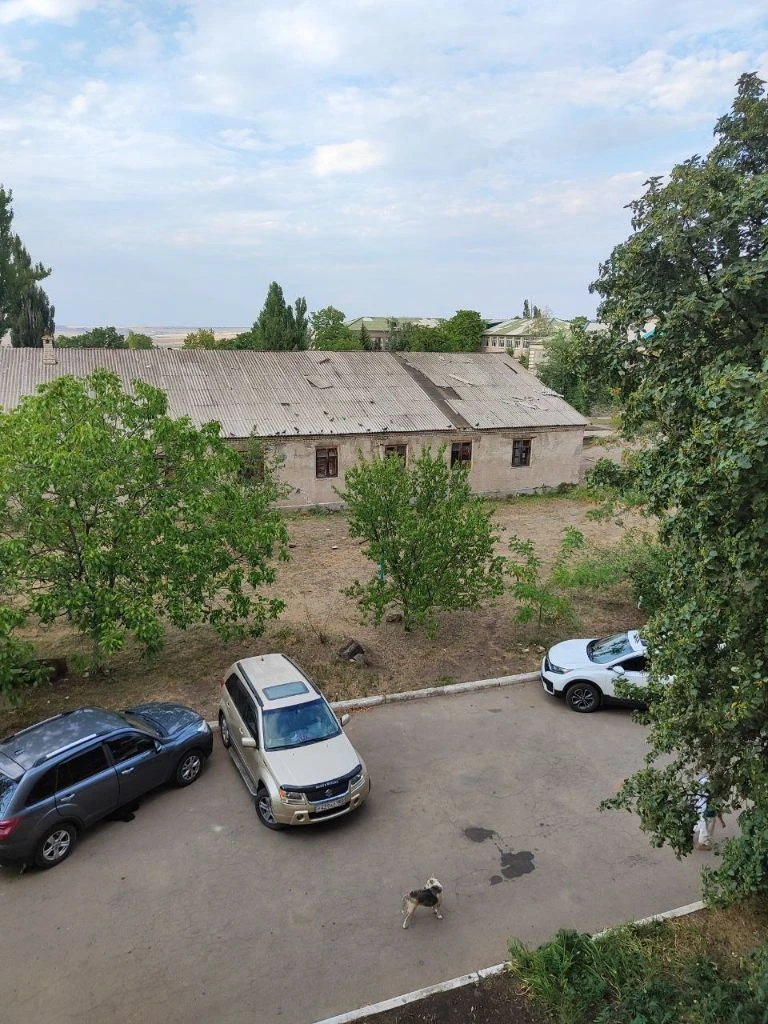 📌 Продаю или меняю 3-х комнатную квартиру 3/5 с шикарным видом из окон в тихом живописном районе г. Харцызска (коммунист), на 2-3 комнатную в харцызске (желателен район центра или рядом)

☝️Первый и последний этажи - для обмена не рассматриваются!

🔥 Предлагаемая квартира: в отличном состоянии, с шикарным панорамный видом на речку где отличная рыбалка, и красивую природу завораживающих пейзажей донбасских степей, где бегает много фазанов и зайцев.

🌟 Не угловая, сухая, балкон застеклён, рядом магазины, остановка, детсад, школа, парк.

😍 Спокойное, живописное, тихое место!

🎁 По желанию мебель останется вам!

👍 До центра города 10 мин езды.
Харцызск, м-н горное (коммунист).

♨️ Цена (если купить): 3 500 000 руб

📞 949 425 59 82
❤️ Хозяева, не агенство !
👍 Торг на месте. - фотография - 13
