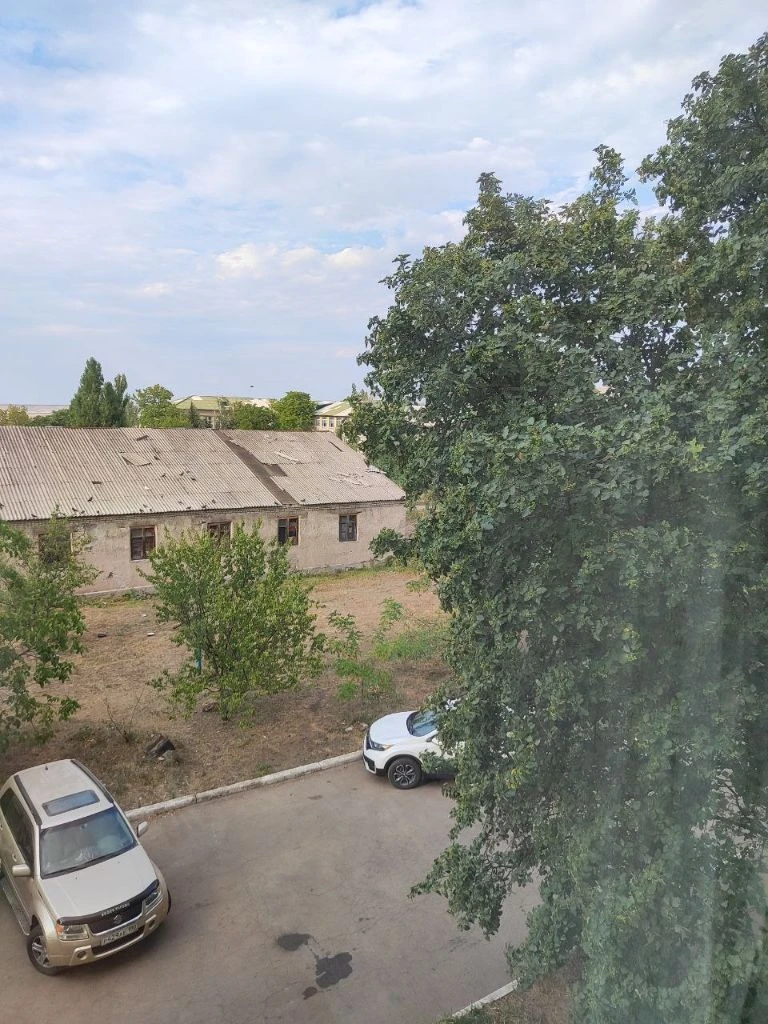 📌 Продаю или меняю 3-х комнатную квартиру 3/5 с шикарным видом из окон в тихом живописном районе г. Харцызска (коммунист), на 2-3 комнатную в харцызске (желателен район центра или рядом)

☝️Первый и последний этажи - для обмена не рассматриваются!

🔥 Предлагаемая квартира: в отличном состоянии, с шикарным панорамный видом на речку где отличная рыбалка, и красивую природу завораживающих пейзажей донбасских степей, где бегает много фазанов и зайцев.

🌟 Не угловая, сухая, балкон застеклён, рядом магазины, остановка, детсад, школа, парк.

😍 Спокойное, живописное, тихое место!

🎁 По желанию мебель останется вам!

👍 До центра города 10 мин езды.
Харцызск, м-н горное (коммунист).

♨️ Цена (если купить): 3 500 000 руб

📞 949 425 59 82
❤️ Хозяева, не агенство !
👍 Торг на месте. - фотография - 10