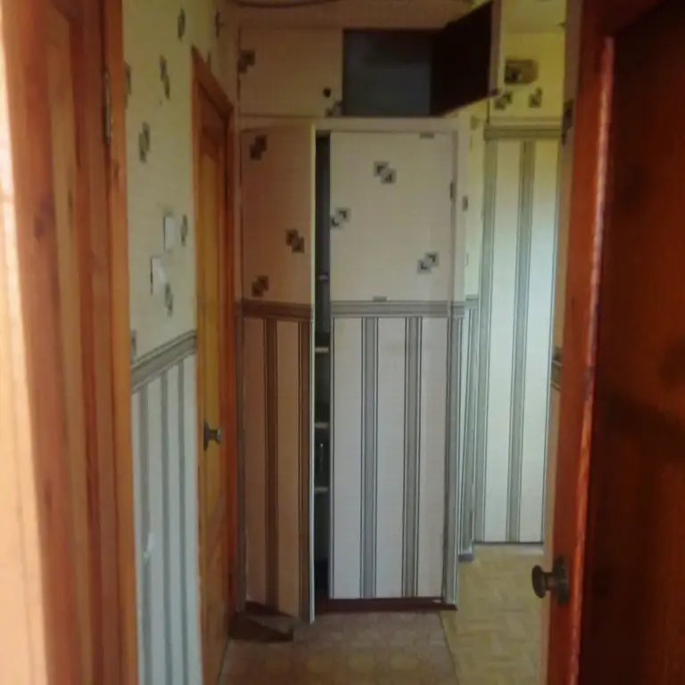 Днр г донецк 2км квартир, под тихий офис р-н центр,
Цена15000₽
Агентство недвижимости
☎️+79494046048
Тип объявления: сдам
Срок аренды: на длительный срок
Количество комнат: 2
Тип дома:панельный
Площадь:50
Жилая 30
Кухня 9
Этаж:;7
Этажей в доме:;9
Расположение пр. Комсомольский д.39(адрес указан ориентировочный) рядом атлетик, ул.50 лет ссср, в шаговой доступности пл. Ленина, пр. Ильича.
Просмотр по договоренности.
Холодная вода по графику. Горячая вода централизованная, без бойлера. Квартира пустая без мебели, без бытовой техники. Лоджия, окна столярка. Электрическая печь.
Комнаты и санузел раздельные.
15000₽+ Все коммунальные интернет, тв. + залог 15000р+услуги риелтора 15000р
Фото соответствует,
Пожелания для арендаторов гражданских. !без животных!порядочных, платёжеспособных.
Предложение от агентства недвижимости, услуги риелтора оплачиваются только после подписания договора аренды. ... .
Не путать с информационными офисами, ... .,заранее денег не берём.
Только реальные квартиры.
Подбор вариантов различной степени, комфортности, все районы г. Донецка. Оставляйте свои заявки, сниму, сдам -наша база ежедневно обновляется. Будем рады быть вам полезными.
С нами легко и уверенно!+79494046048
Феникс-телеграмм, мах - фотография - 13