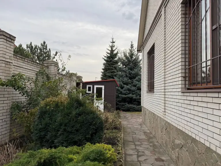 Продается дом в киевском районе, г. Донецк, верхняя гладковка. , уд. Коцюбинского
Участок — 9 соток, дом в два уровня, общая площадь — 336 м².
1-Й уровень — 186 м²: две спальни (16 м² и 14 м²), кабинет (12 м²), кухня-гостиная-веранда (24 м²).
2-Й уровень — мансарда (66 м²).
В доме есть сауна и камин в гостиной. Гараж на 2 машины (84 м²), летняя кухня, домик охранника, выполнен ландшафтный дизайн. Все коммуникации центральные. Документы готовы. Гос акт на землю.
Цена: 22 000 000₽.
Звоните: +7(949)105-35-35, виктория.
Don estate | +7 (949) 105-35-35 | telegram @doneestate | vk vk. Com/doneestate | max max. Ru/id930301547489_biz - фотография - 1