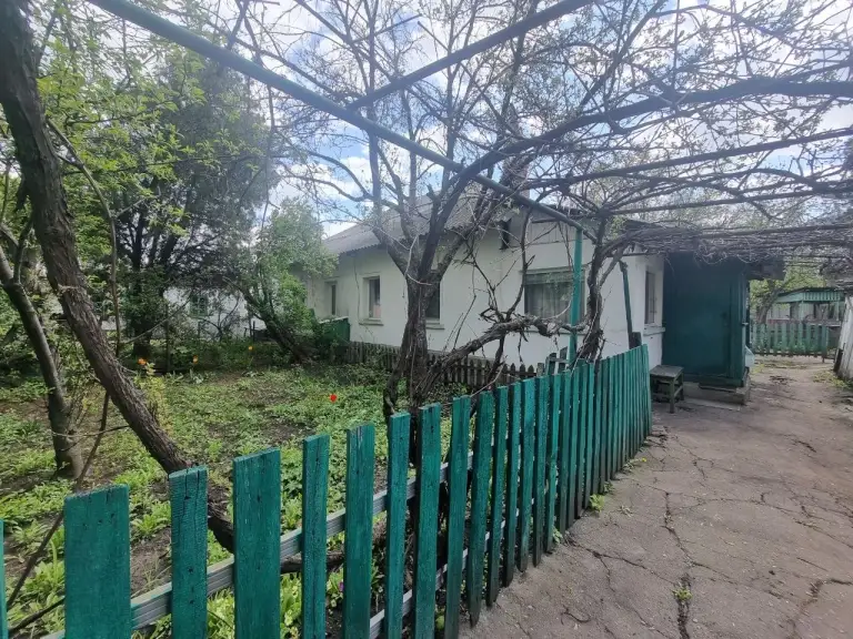 Продается дом — пролетарский район, ул. Пролетарская
Общая площадь — 55 кв. М.
Описание: продается дом в пролетарском районе с очень хорошим месторасположением, ориентир юта. В доме 3 комнаты, кухня и санузел. Участок земли площадью 7 соток. Коммуникации: центральная канализация, свет, вода, отопление печное (газ идет по забору). Продажа осуществляется с мебелью, вода подается постоянно.
— Стоимость: **4 000 000 ₽**
+7(949)105-35-35, Виктория
(
(
Don estate | +7 (949) 105-35-35 | telegram @doneestate | vk vk. Com/doneestate | max max. Ru/id930301547489_biz - фотография - 1