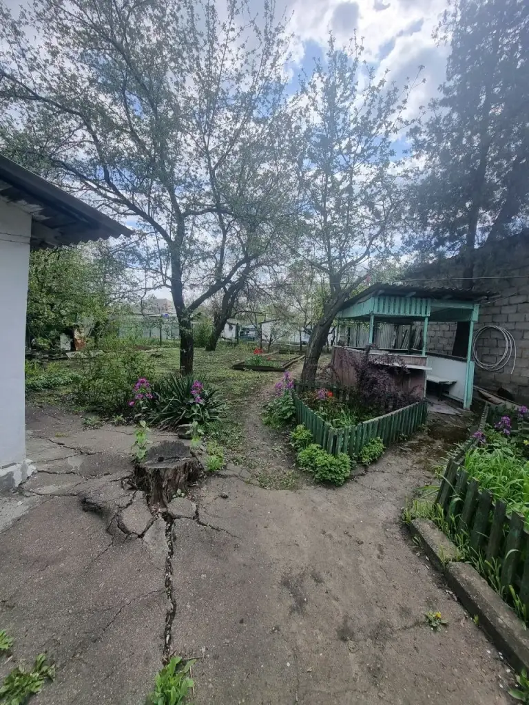 Продается дом — пролетарский район, ул. Пролетарская
Общая площадь — 55 кв. М.
Описание: продается дом в пролетарском районе с очень хорошим месторасположением, ориентир юта. В доме 3 комнаты, кухня и санузел. Участок земли площадью 7 соток. Коммуникации: центральная канализация, свет, вода, отопление печное (газ идет по забору). Продажа осуществляется с мебелью, вода подается постоянно.
— Стоимость: **4 000 000 ₽**
+7(949)105-35-35, Виктория
(
(
Don estate | +7 (949) 105-35-35 | telegram @doneestate | vk vk. Com/doneestate | max max. Ru/id930301547489_biz - фотография - 3