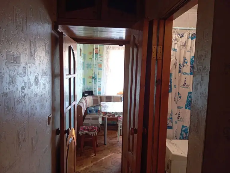 1К. Квартира в калининском районе, 4/5
50-Й гвардейской дивизии / ильича пр.
Общая площадь —** 30 **кв. М.
Этаж:** 4/5 **
Жилое состояние, вода подается по графику, . Есть врезка на 1-м этаже.
Цена —** 15 000 **₽ + коммунальные
Цена + коммуналка — залог 100%, комиссия агентства 100% (единоразово при заключении договора).
Телефон: +7(949)105-35-35, виктория
Контакты: @donvikay
Don estate | +7 (949) 105-35-35 | telegram @doneestate | vk vk. Com/doneestate | max max. Ru/id930301547489_biz - фотография - 3