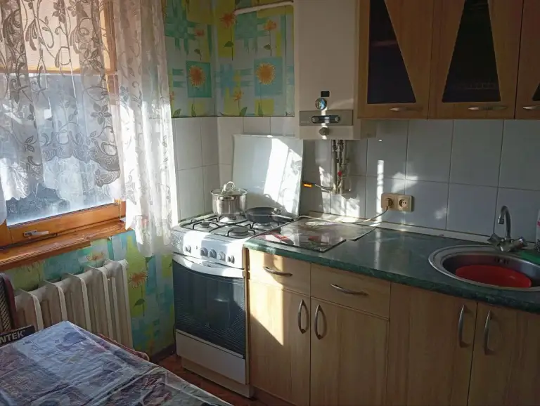 1К. Квартира в калининском районе, 4/5
50-Й гвардейской дивизии / ильича пр.
Общая площадь —** 30 **кв. М.
Этаж:** 4/5 **
Жилое состояние, вода подается по графику, . Есть врезка на 1-м этаже.
Цена —** 15 000 **₽ + коммунальные
Цена + коммуналка — залог 100%, комиссия агентства 100% (единоразово при заключении договора).
Телефон: +7(949)105-35-35, виктория
Контакты: @donvikay
Don estate | +7 (949) 105-35-35 | telegram @doneestate | vk vk. Com/doneestate | max max. Ru/id930301547489_biz - фотография - 2
