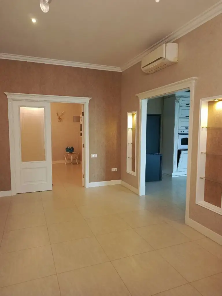 Продам 132 кв м новострой " обкомовский", евро, мебель, техника.
Артема 155 д, район киевский, донецк, донецкая народная республик
Продам трехкомнатную квартиру в элитном новострое города.
Из достоинств дома; автономная котельная, бесшумные 2 пассажирских, один грузовой лифты. Собственная встроенная трансформаторная подстанция, витражное остекление,

Двухуровневый подземный паркинг, круглосуточное видеонаблюдение.
В квартире сделан ремонт из очень дорогостоящих материалов.
Мебель, бытовая техника, плитка были доставлены из италии.
Просторная гостиная, две раздельные спальни, кухня с балкончиком, два санузла с итальянской сантехникой.
Документы готовы, собственник на сделке +79493793647 - фотография - 2