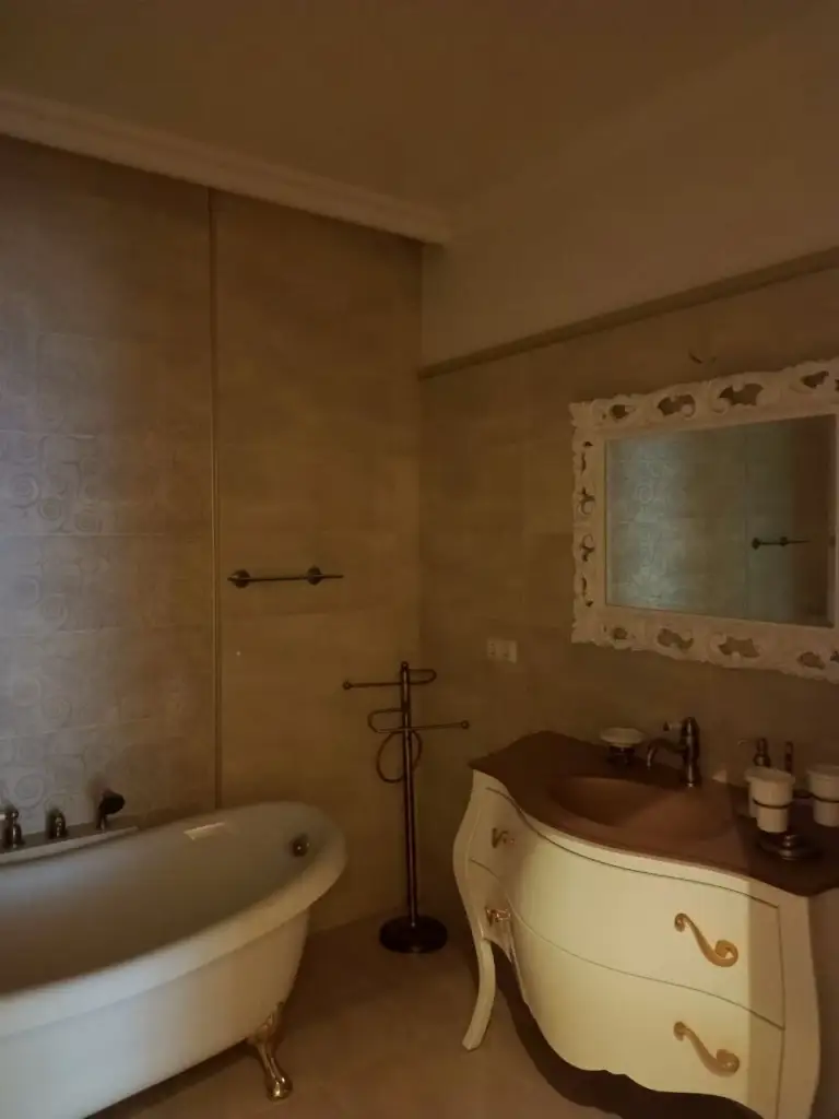 Продам 132 кв м новострой " обкомовский", евро, мебель, техника.
Артема 155 д, район киевский, донецк, донецкая народная республик
Продам трехкомнатную квартиру в элитном новострое города.
Из достоинств дома; автономная котельная, бесшумные 2 пассажирских, один грузовой лифты. Собственная встроенная трансформаторная подстанция, витражное остекление,

Двухуровневый подземный паркинг, круглосуточное видеонаблюдение.
В квартире сделан ремонт из очень дорогостоящих материалов.
Мебель, бытовая техника, плитка были доставлены из италии.
Просторная гостиная, две раздельные спальни, кухня с балкончиком, два санузла с итальянской сантехникой.
Документы готовы, собственник на сделке +79493793647 - фотография - 9