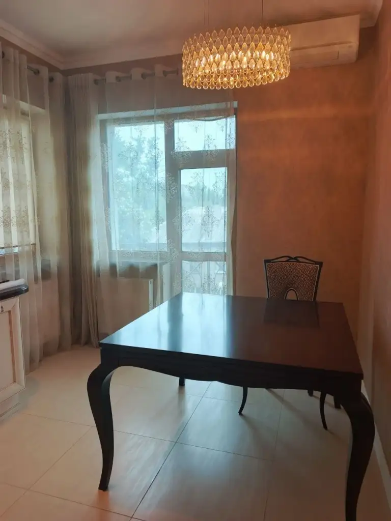 Продам 132 кв м новострой " обкомовский", евро, мебель, техника.
Артема 155 д, район киевский, донецк, донецкая народная республик
Продам трехкомнатную квартиру в элитном новострое города.
Из достоинств дома; автономная котельная, бесшумные 2 пассажирских, один грузовой лифты. Собственная встроенная трансформаторная подстанция, витражное остекление,

Двухуровневый подземный паркинг, круглосуточное видеонаблюдение.
В квартире сделан ремонт из очень дорогостоящих материалов.
Мебель, бытовая техника, плитка были доставлены из италии.
Просторная гостиная, две раздельные спальни, кухня с балкончиком, два санузла с итальянской сантехникой.
Документы готовы, собственник на сделке +79493793647 - фотография - 7