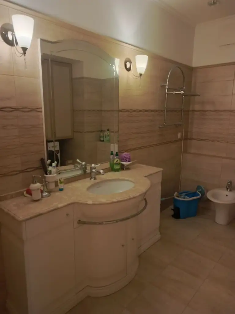 Продам 132 кв м новострой " обкомовский", евро, мебель, техника.
Артема 155 д, район киевский, донецк, донецкая народная республик
Продам трехкомнатную квартиру в элитном новострое города.
Из достоинств дома; автономная котельная, бесшумные 2 пассажирских, один грузовой лифты. Собственная встроенная трансформаторная подстанция, витражное остекление,

Двухуровневый подземный паркинг, круглосуточное видеонаблюдение.
В квартире сделан ремонт из очень дорогостоящих материалов.
Мебель, бытовая техника, плитка были доставлены из италии.
Просторная гостиная, две раздельные спальни, кухня с балкончиком, два санузла с итальянской сантехникой.
Документы готовы, собственник на сделке +79493793647 - фотография - 11