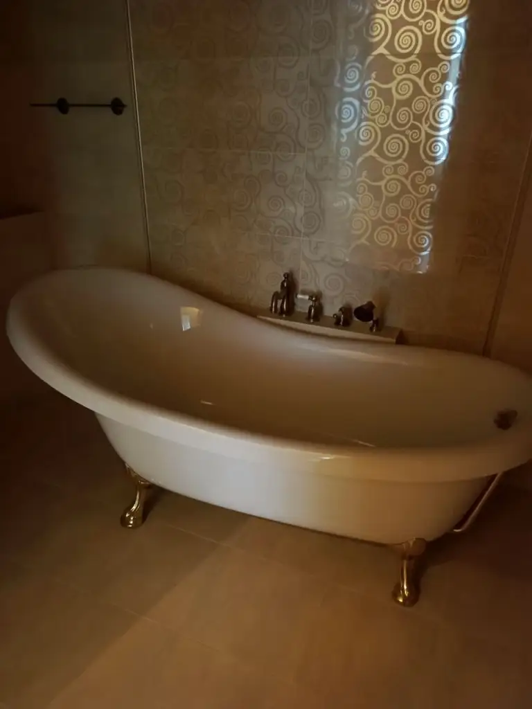 Продам 132 кв м новострой " обкомовский", евро, мебель, техника.
Артема 155 д, район киевский, донецк, донецкая народная республик
Продам трехкомнатную квартиру в элитном новострое города.
Из достоинств дома; автономная котельная, бесшумные 2 пассажирских, один грузовой лифты. Собственная встроенная трансформаторная подстанция, витражное остекление,

Двухуровневый подземный паркинг, круглосуточное видеонаблюдение.
В квартире сделан ремонт из очень дорогостоящих материалов.
Мебель, бытовая техника, плитка были доставлены из италии.
Просторная гостиная, две раздельные спальни, кухня с балкончиком, два санузла с итальянской сантехникой.
Документы готовы, собственник на сделке +79493793647 - фотография - 10