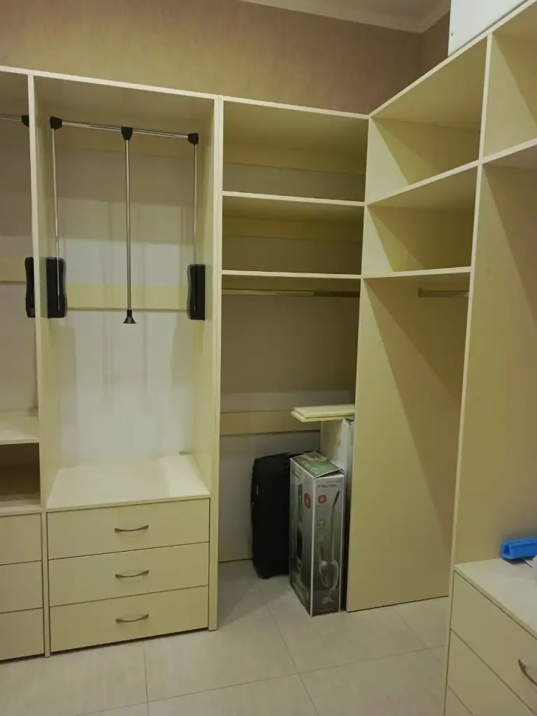 Продам 132 кв м новострой " обкомовский", евро, мебель, техника.
Артема 155 д, район киевский, донецк, донецкая народная республик
Продам трехкомнатную квартиру в элитном новострое города.
Из достоинств дома; автономная котельная, бесшумные 2 пассажирских, один грузовой лифты. Собственная встроенная трансформаторная подстанция, витражное остекление,

Двухуровневый подземный паркинг, круглосуточное видеонаблюдение.
В квартире сделан ремонт из очень дорогостоящих материалов.
Мебель, бытовая техника, плитка были доставлены из италии.
Просторная гостиная, две раздельные спальни, кухня с балкончиком, два санузла с итальянской сантехникой.
Документы готовы, собственник на сделке +79493793647 - фотография - 4