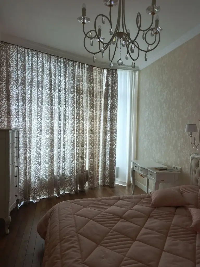Продам 132 кв м новострой " обкомовский", евро, мебель, техника.
Артема 155 д, район киевский, донецк, донецкая народная республик
Продам трехкомнатную квартиру в элитном новострое города.
Из достоинств дома; автономная котельная, бесшумные 2 пассажирских, один грузовой лифты. Собственная встроенная трансформаторная подстанция, витражное остекление,

Двухуровневый подземный паркинг, круглосуточное видеонаблюдение.
В квартире сделан ремонт из очень дорогостоящих материалов.
Мебель, бытовая техника, плитка были доставлены из италии.
Просторная гостиная, две раздельные спальни, кухня с балкончиком, два санузла с итальянской сантехникой.
Документы готовы, собственник на сделке +79493793647 - фотография - 5