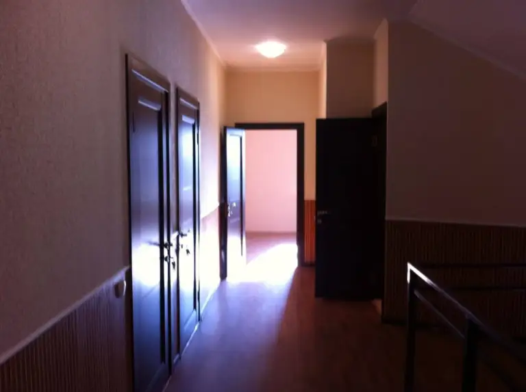 Продам дом — ленинский район, оцкб, улица уржумская

Общая площадь — 210 кв. М.
Этаж: 2/2

Продается новый дом, в котором никто не жил. В доме газ, вода, центральная канализация и свет. Крыша покрыта металлочерепицей, двор выложен плиткой. На первом этаже расположены прихожая, холл, кухня и зал, а также санузел. На втором этаже находятся четыре спальни и второй санузел. Дом внесен в росреестр, однако есть нюансы по оформлению, которые будут обсуждены при личной встрече.

— Стоимость: **15 000 000 ₽**

+7(949)105-35-35, Виктория

(
(

Don estate | +7 (949) 105-35-35 | telegram @doneestate | vk vk. Com/doneestate | max max. Ru/id930301547489_biz - фотография - 9