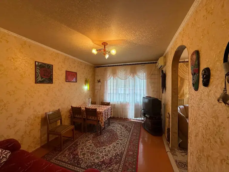 4К. Квартира — кировский район, ул. Островского 31-32
86,5 Кв. М.
Этаж: 6/9

Просторная четырехкомнатная квартира в хорошем жилом состоянии. Есть перепланировка. Балкон и лоджия, гардеробная, кладовка. Мебель и техника остаются. Вода по графику с хорошим напором. Документы готовы к продаже.

— Стоимость: **6 500 000 ₽**
+7(949)105-35-35, Виктория

(
( - фотография - 1