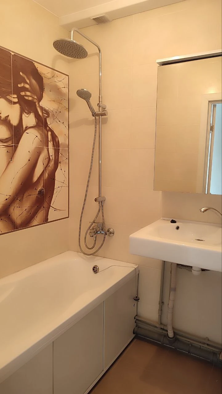 Продам 3к. Кв. Днр, г. Мариуполь, ул. Киевская, этаж 6/9, 62 кв. М. Проэкт дома дск, с балконом и лоджией, две отдельные спальни, гостинная проходная, с/у раздельный, стены и потолки отшпаклеваны, новые входные и межкомнатные двери, пластиковые окна, новое отопление, водопровод, канализация, пол ламинат, + испанский кафель, ванная и с/у в кафеле, встроенная кухня, новая варочная поверхность, духовой шкаф, вытяжка.
Документы внесены в россреестр.
4 500 000 Рублей
+7 949 714 52 83 - фотография - 5