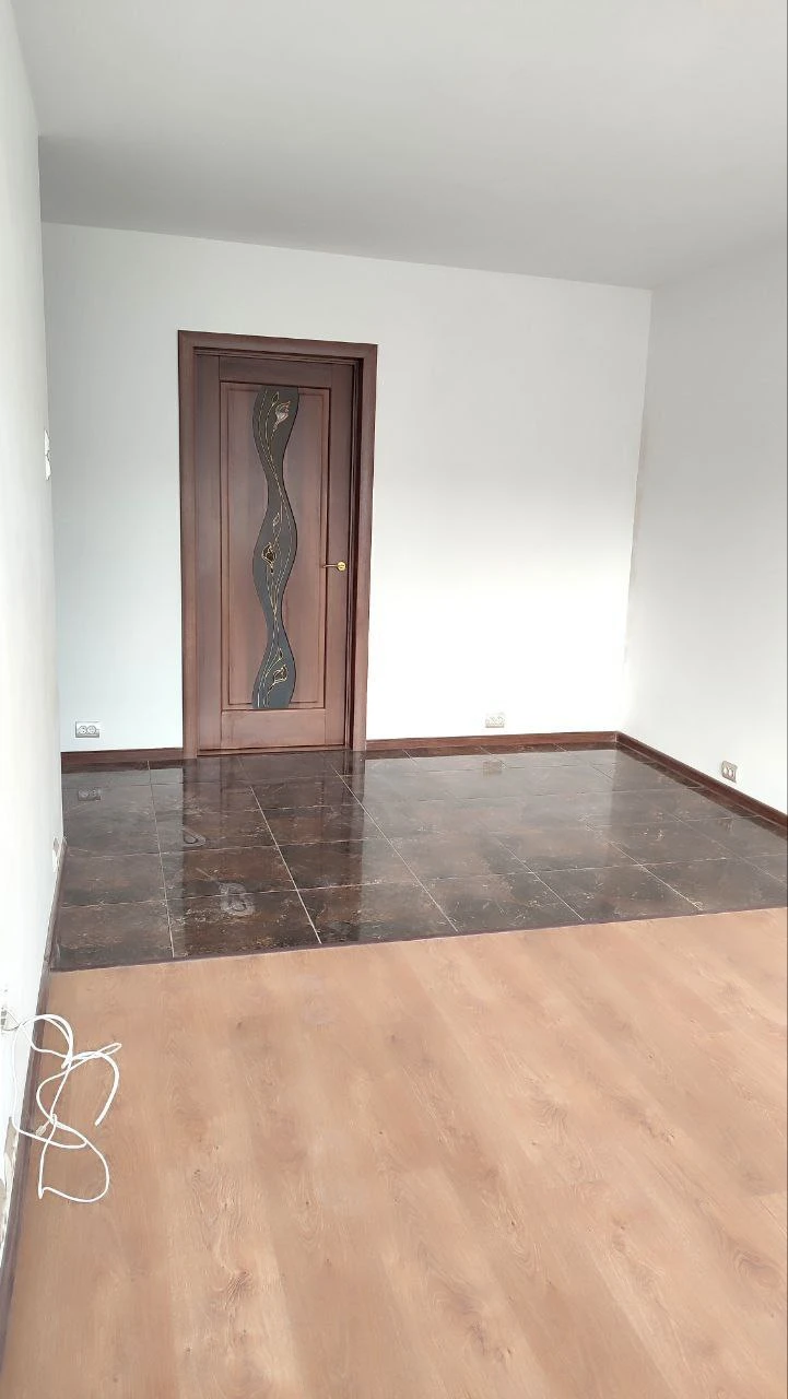 Продам 3к. Кв. Днр, г. Мариуполь, ул. Киевская, этаж 6/9, 62 кв. М. Проэкт дома дск, с балконом и лоджией, две отдельные спальни, гостинная проходная, с/у раздельный, стены и потолки отшпаклеваны, новые входные и межкомнатные двери, пластиковые окна, новое отопление, водопровод, канализация, пол ламинат, + испанский кафель, ванная и с/у в кафеле, встроенная кухня, новая варочная поверхность, духовой шкаф, вытяжка.
Документы внесены в россреестр.
4 500 000 Рублей
+7 949 714 52 83 - фотография - 3