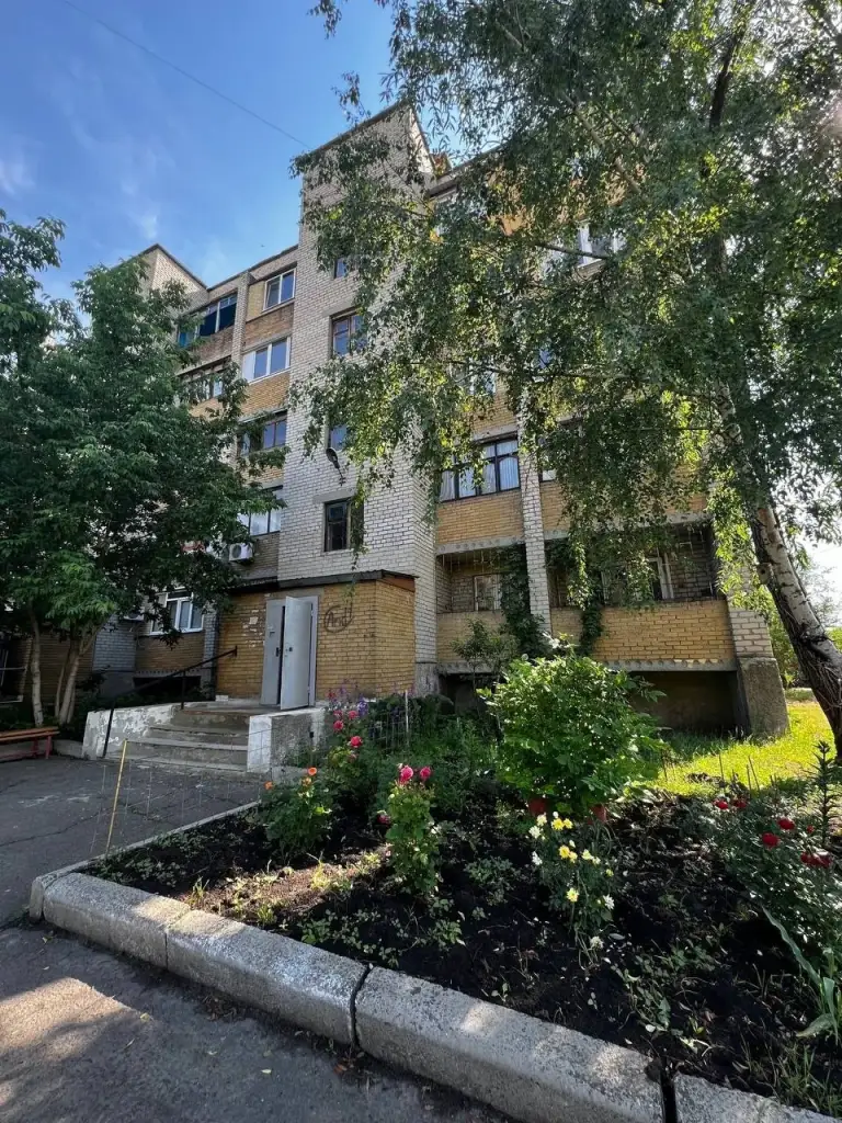 3К. Квартира — петровский район, ул. Рубинштейна, д.9

Общая площадь — 55,4 кв. М.
Этаж: 1/5

Продается трехкомнатная квартира на первом этаже, требуется ремонт. В квартире три балкона: на кухне, в зале (выход во двор) и в одной комнате с обратной стороны дома. Центральное отопление, электричество и вода по графику. Квартира не холодная, стены толстые.

В шаговой доступности находятся садик, школа и магазин. В 7-10 минутах езды до текстильщика.

— Стоимость: **2 750 000 ₽**. Торг уместен!

+7(949)105-35-35, Виктория

(
( - фотография - 2